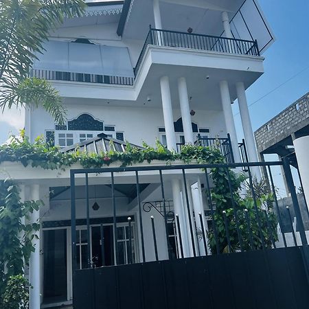 Ramlyn Guesthouse & Restaurant Негомбо Экстерьер фото