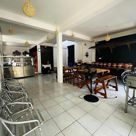 Ramlyn Guesthouse & Restaurant Негомбо Экстерьер фото