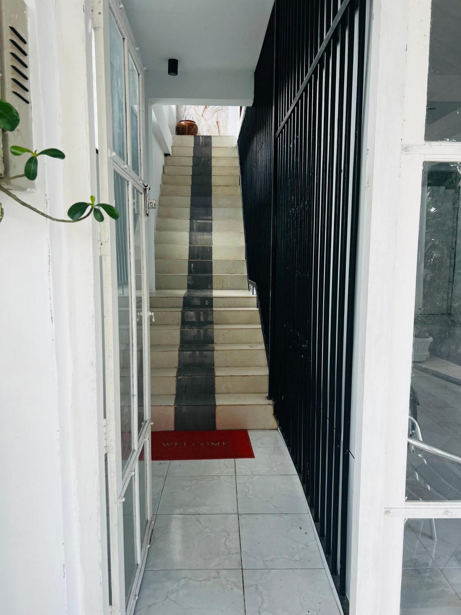 Ramlyn Guesthouse & Restaurant Негомбо Экстерьер фото