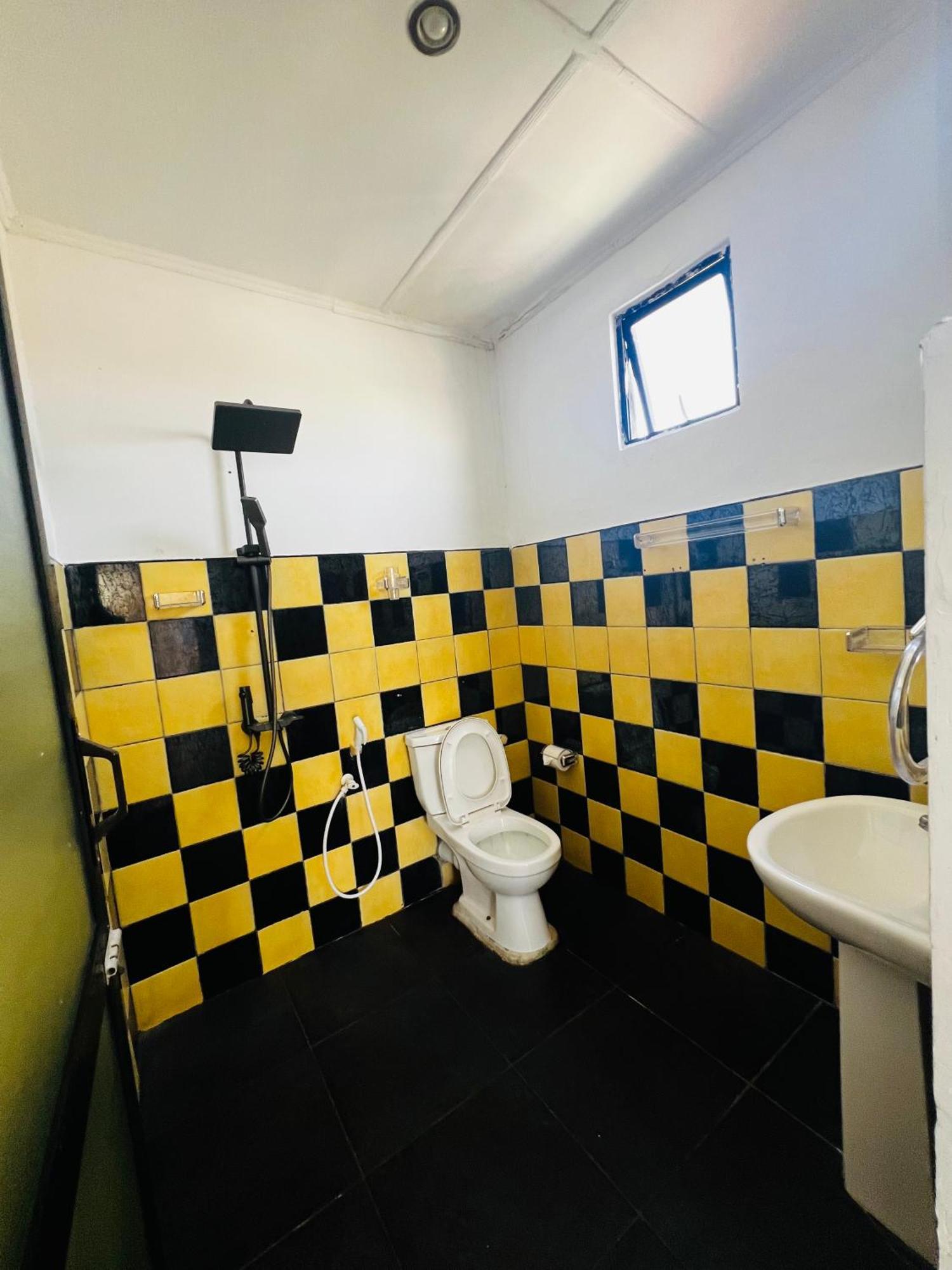 Ramlyn Guesthouse & Restaurant Негомбо Экстерьер фото