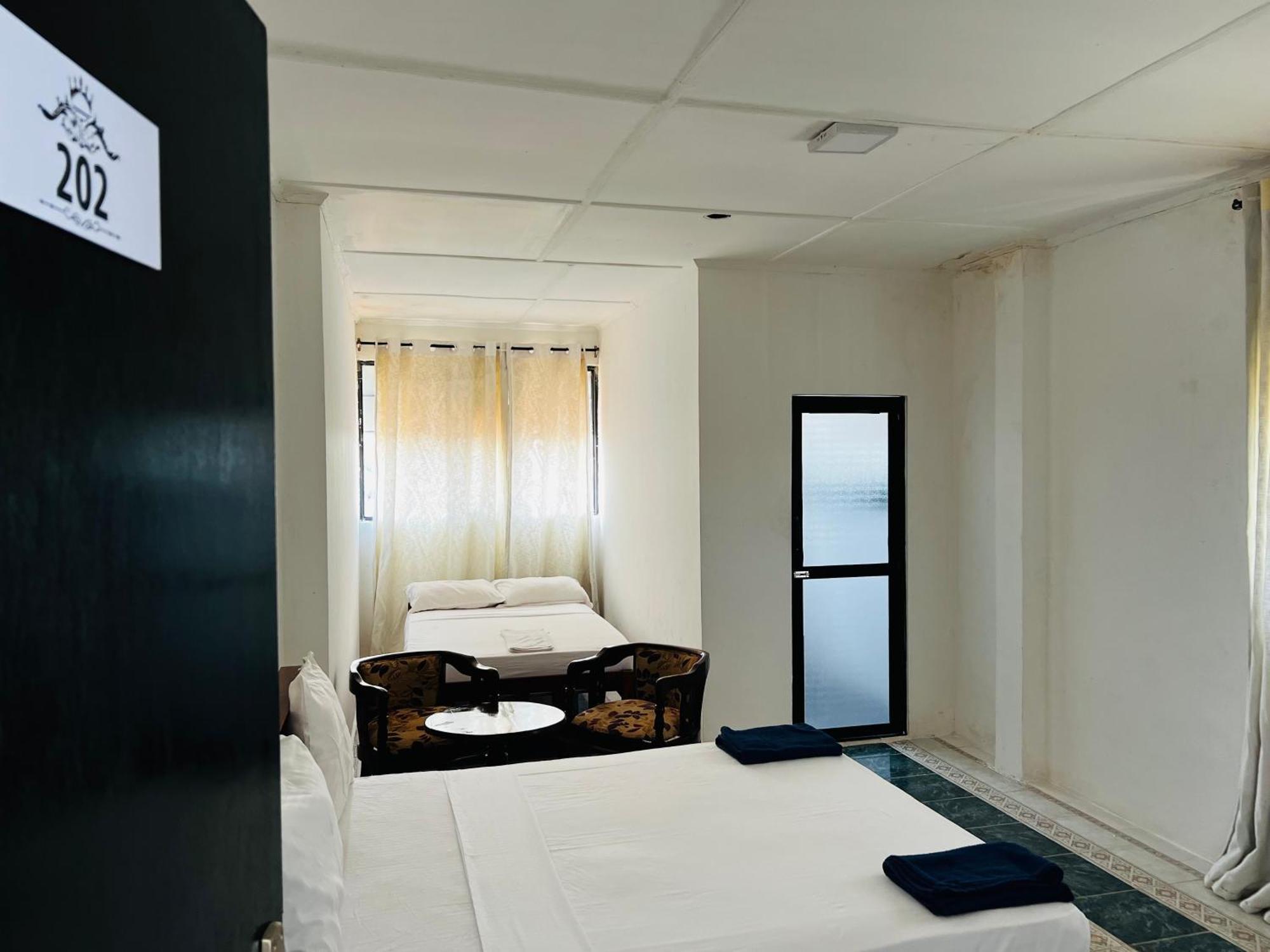 Ramlyn Guesthouse & Restaurant Негомбо Экстерьер фото
