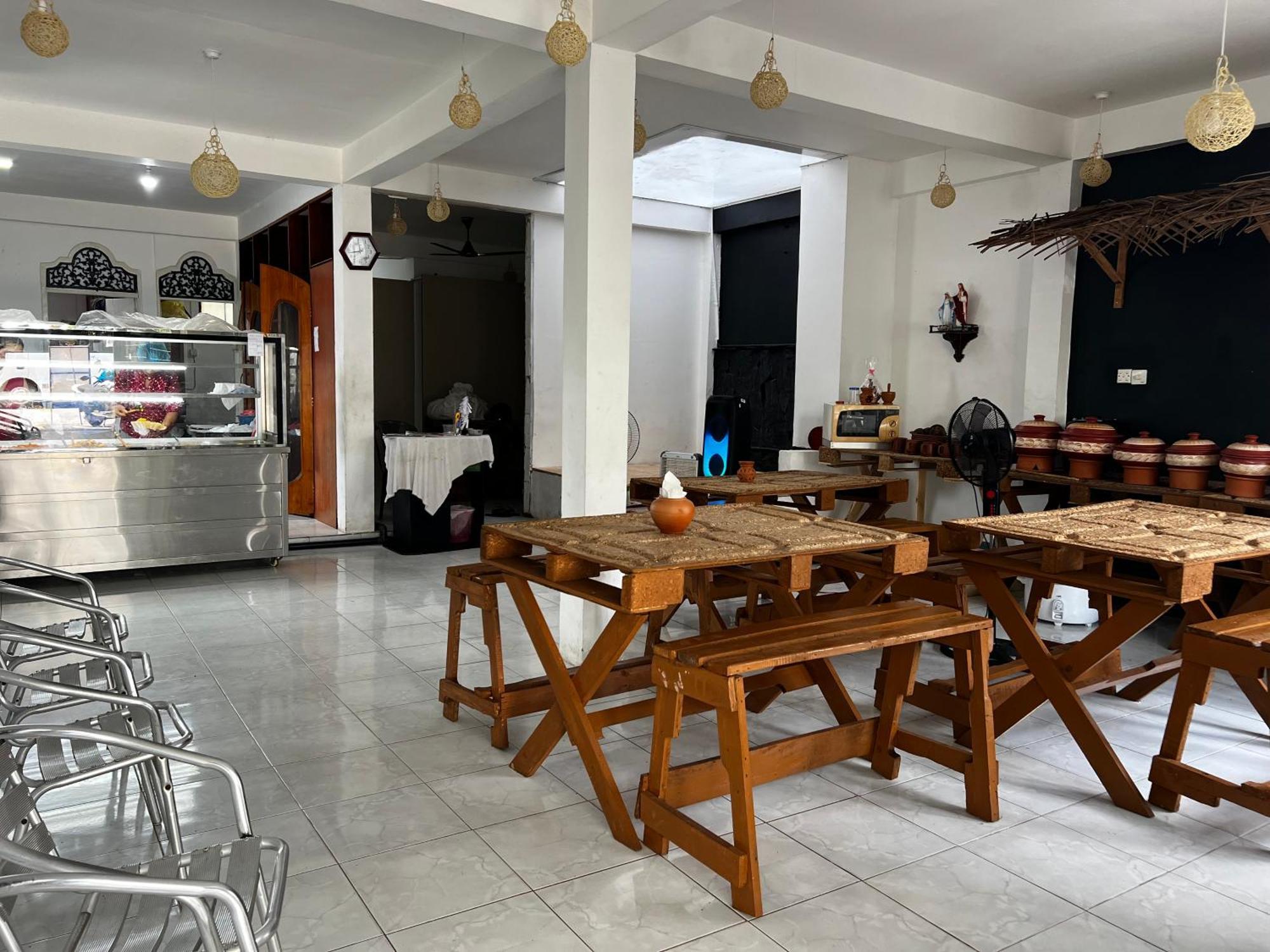 Ramlyn Guesthouse & Restaurant Негомбо Экстерьер фото