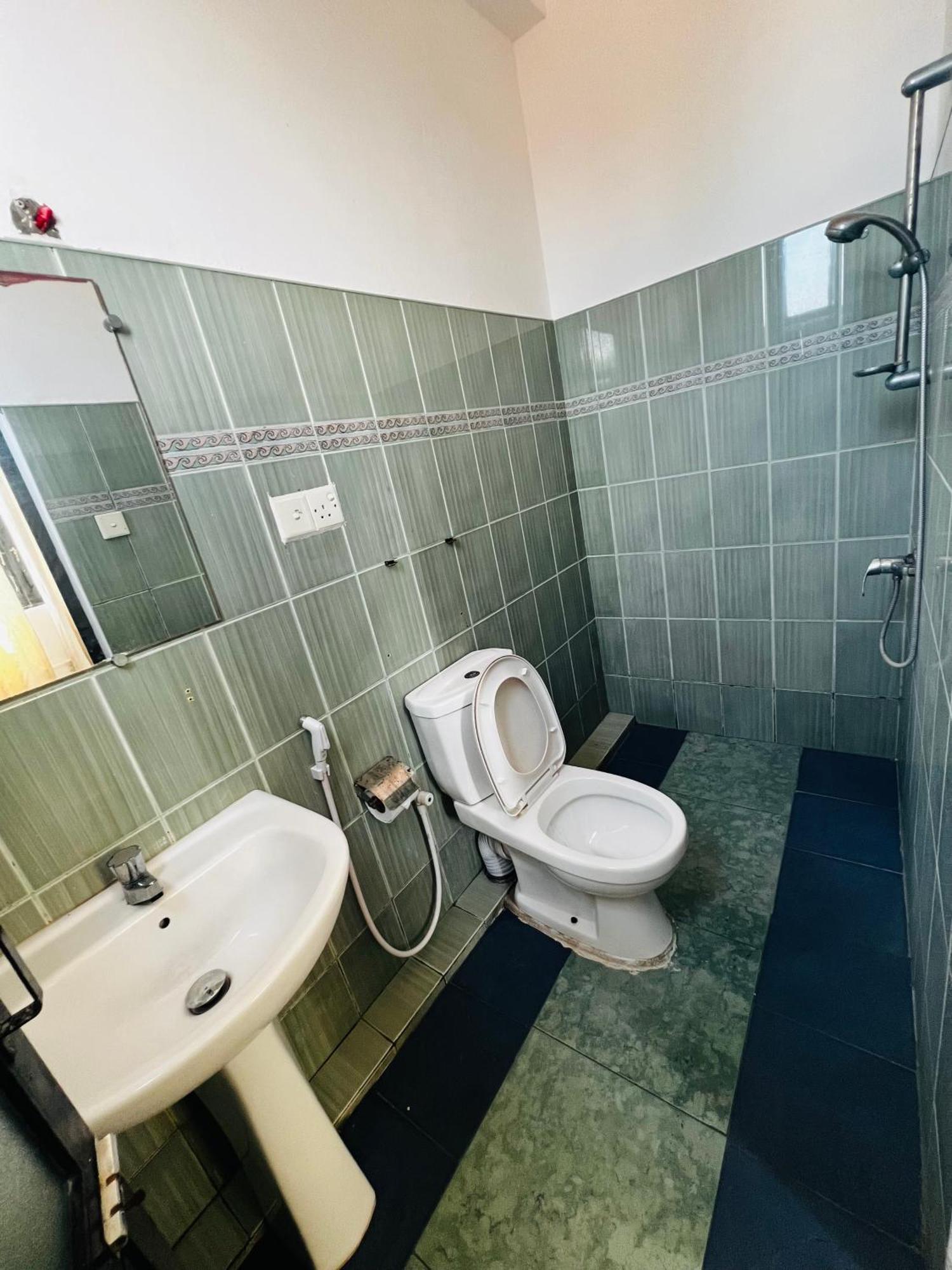 Ramlyn Guesthouse & Restaurant Негомбо Экстерьер фото