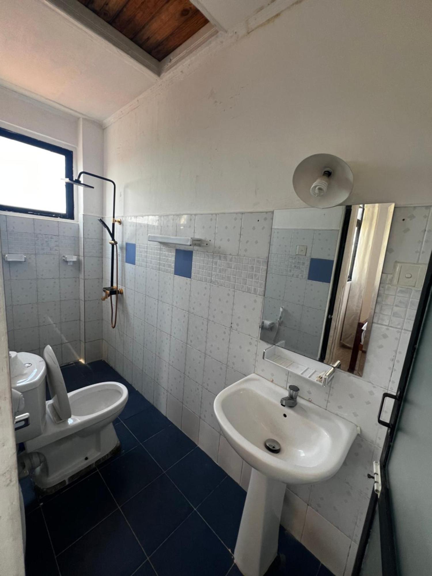 Ramlyn Guesthouse & Restaurant Негомбо Экстерьер фото